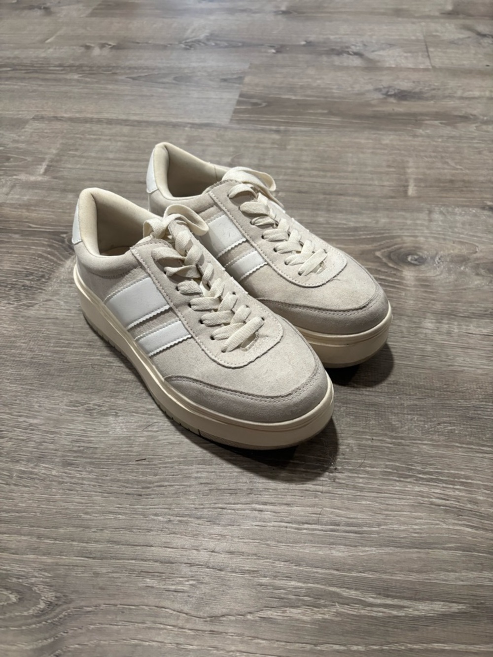 Steve Madden sneakers. Size 7.5. Worn twice. Color:cream/tan and white